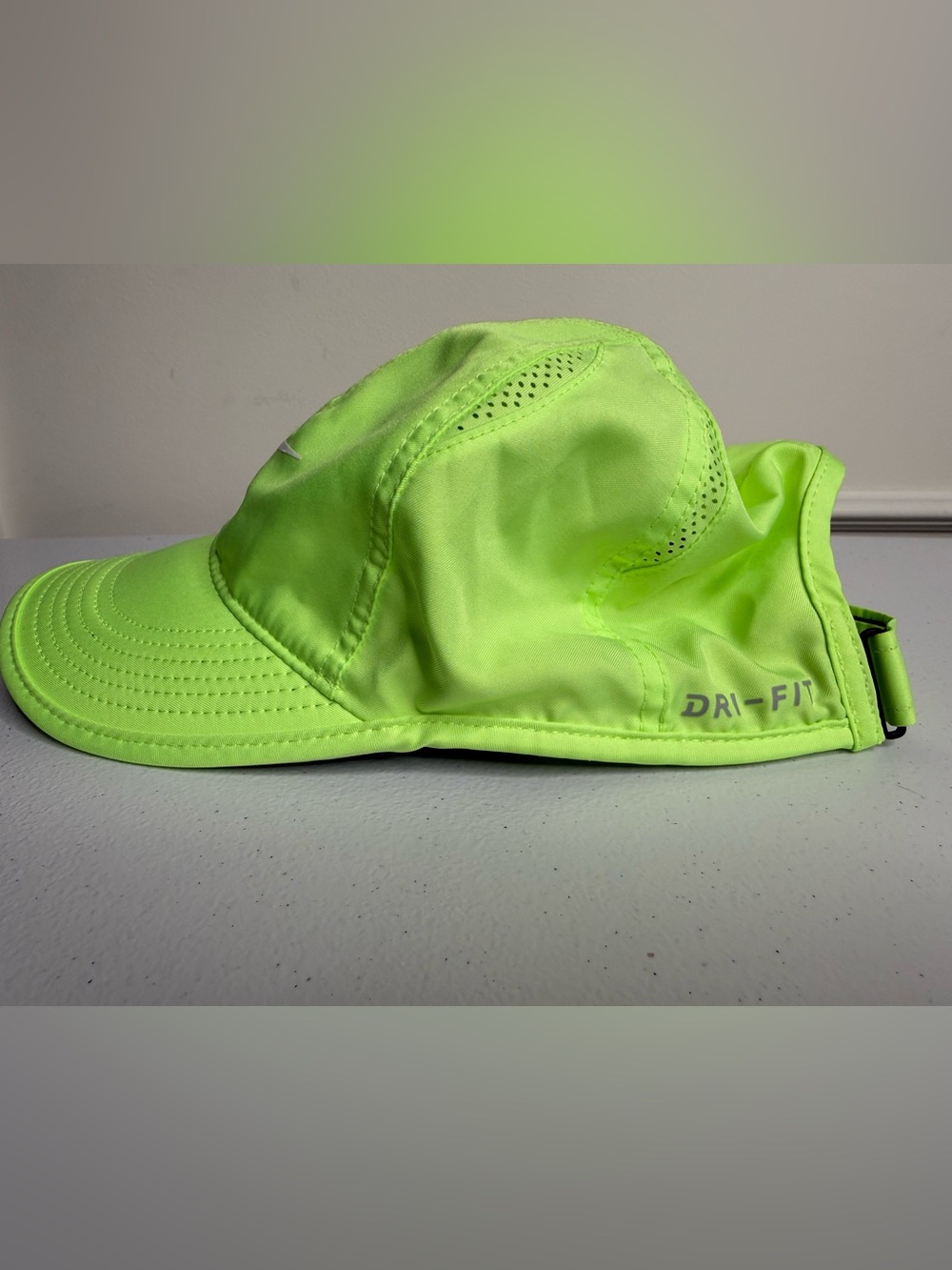 Unisex Nike Neon Green Featherlight Adjustable Cap, L/XL - Picture 3 of 8